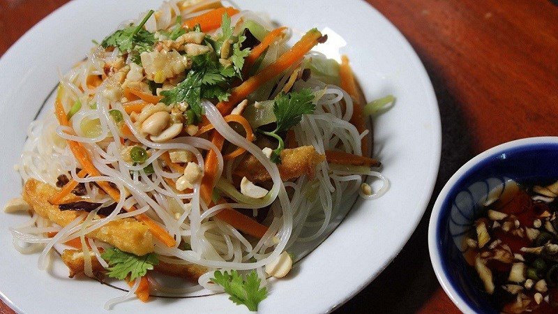 Bún xào chay với rau củ và đậu hũ