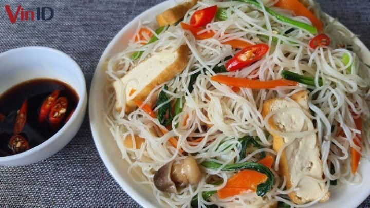 Bún xào giá hẹ chay thơm lừng, màu sắc hấp dẫn.