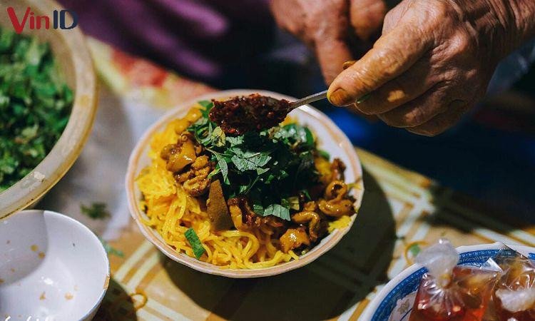 Bún xào lòng gà nghệ đậm đà hương vị Huế.