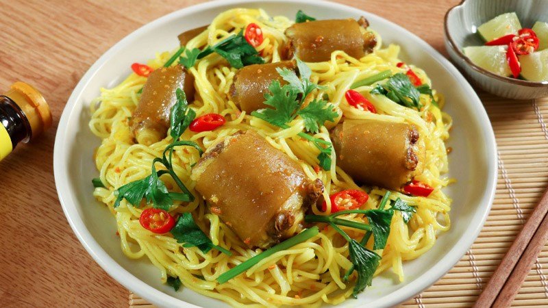Bún xào nghệ đuôi bò màu vàng ươm, thơm ngon độc đáo