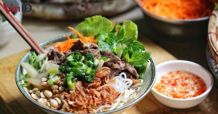 Bún xào thịt bò Nam Bộ với rau sống và đậu phộng.