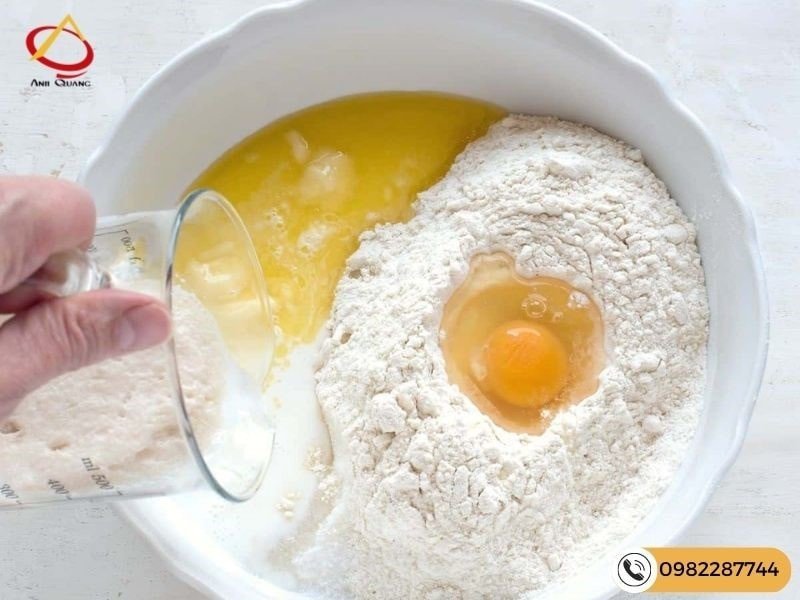 Bước 1 - Trộn bột làm bánh