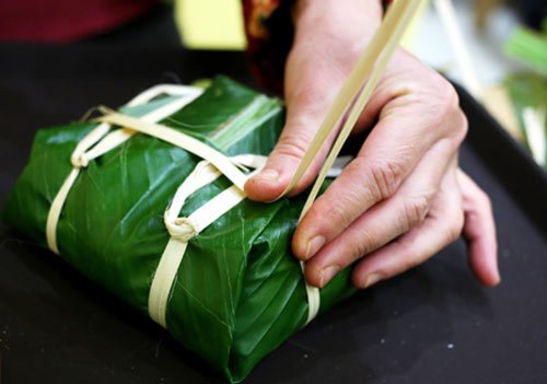 Buộc lạt cố định bánh chưng vuông