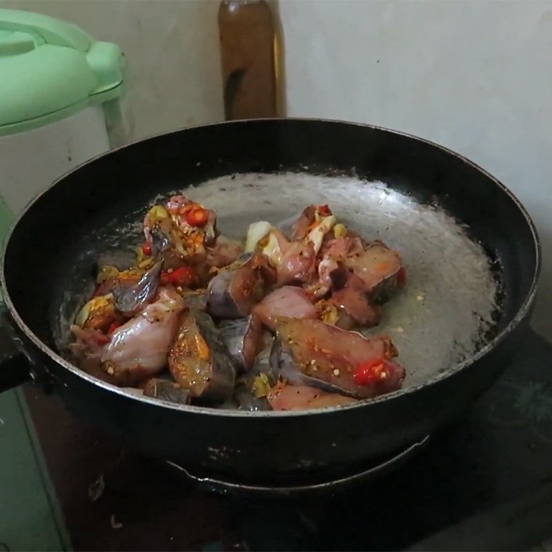 Bước om cá cùng chuối và đậu trong cách nấu cá om chuối đậu
