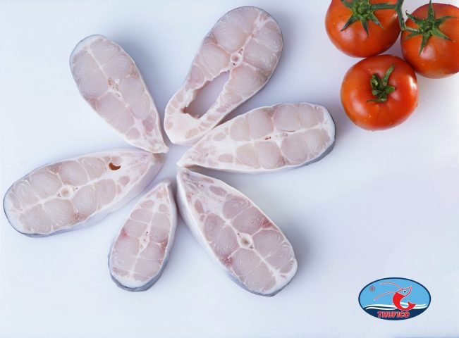 Canh Chua Cá Basa Bao Nhiêu Calo? Phân Tích Dinh Dưỡng Chi Tiết Cá basa tươi chuẩn bị nấu canh