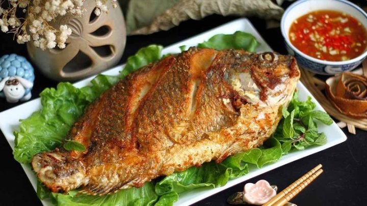 Cá chiên giòn thơm ngon trên đĩa, minh họa món ăn giàu dinh dưỡng và hấp dẫn.