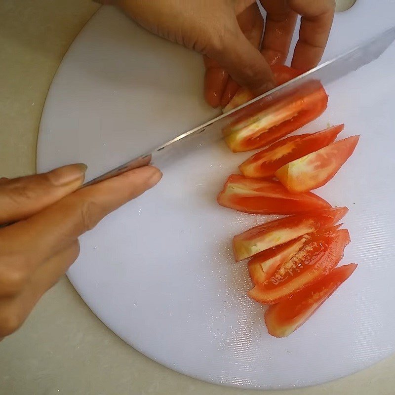 Cà chua đã cắt múi cau cho món canh cải cúc chay