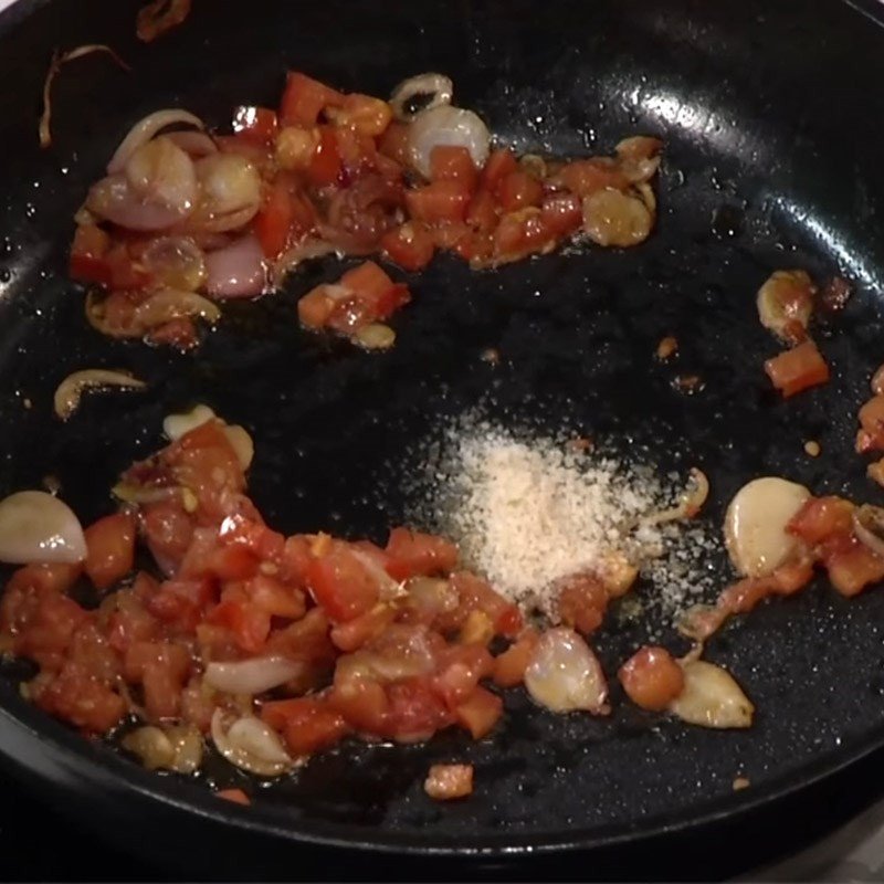 Cà chua đã xào nhuyễn tạo màu và hương vị cho nước om cá chuối