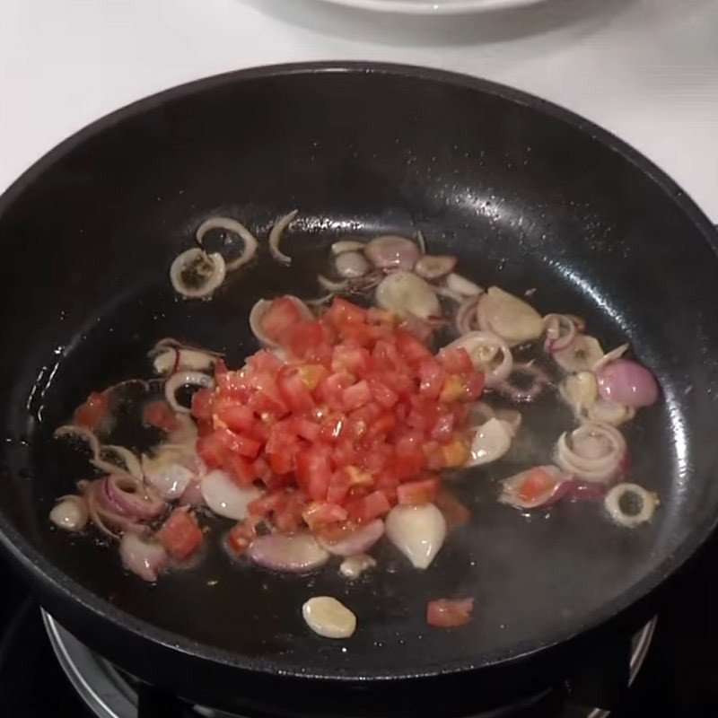 Cà chua hạt lựu đang được xào trên chảo