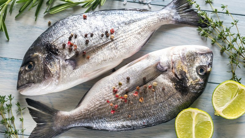 Cá chứa omega-3 hỗ trợ sức khỏe tim mạch khi chế biến sốt cà chua