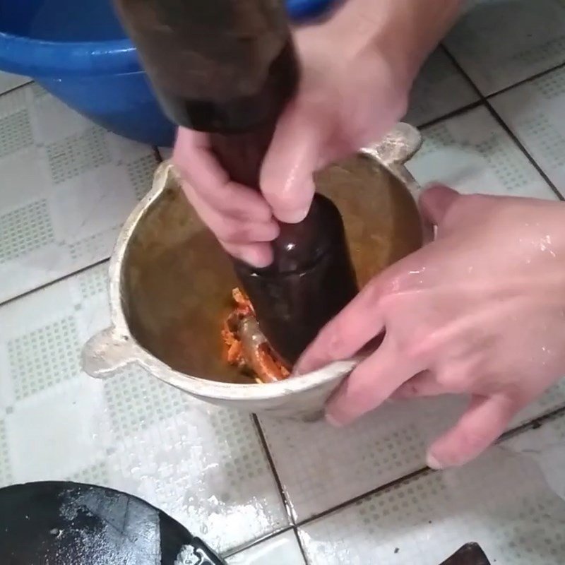 Cà chua thái múi cau và ớt tươi cắt lát chuẩn bị cho món lẩu cá trắm.