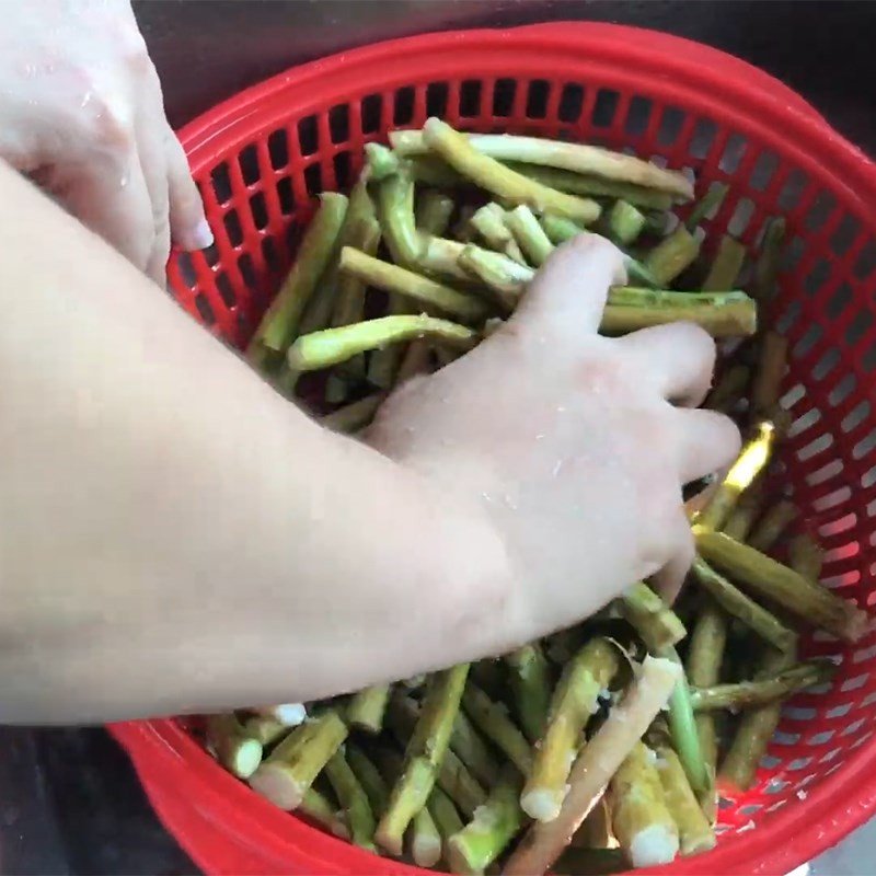 Cà chua tươi được cắt lát sẵn sàng cho món canh