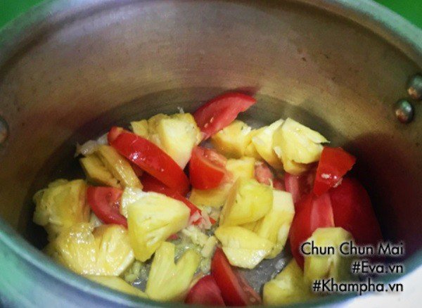 Cà chua và dứa được xào chín kỹ