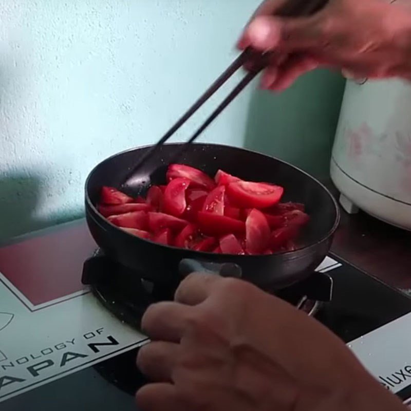 Cà chua và hành tỏi phi thơm chuẩn bị cho nước dùng bún xương heo cà chua