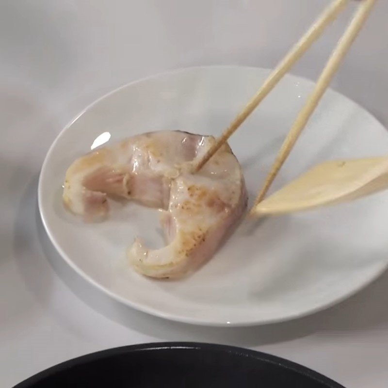 Cá chuối đã chiên vàng đều, sẵn sàng cho bước om mẻ