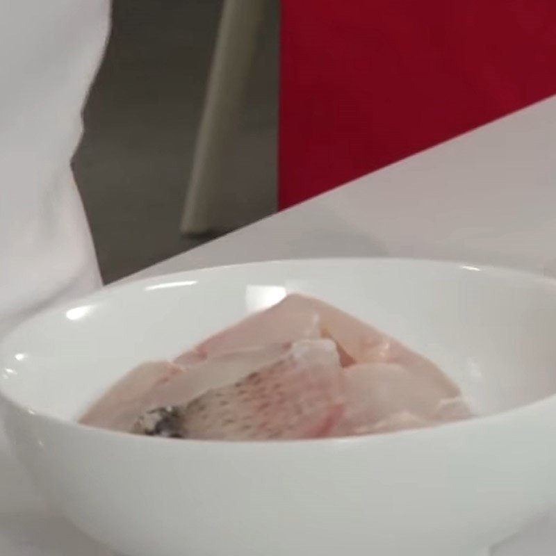 Cá chuối đã được cắt khúc và ướp đều gia vị