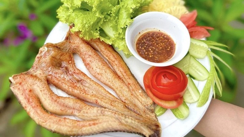 Cá com khô cung cấp vitamin D và canxi, tốt cho xương và răng, ảnh hưởng đến tổng lượng calo và dinh dưỡng