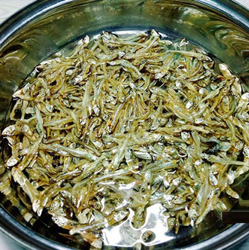 Cá cơm khô đang ngâm nước để sơ chế món cá khô chua ngọt