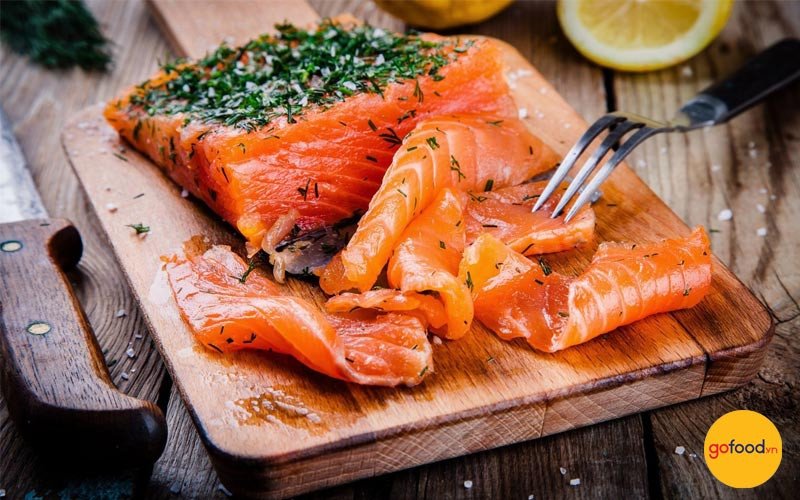 Cá hồi muối chuẩn bị được thái lát mỏng