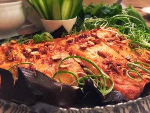 Cá hồi nướng giấy bạc kèm măng tây và chanh