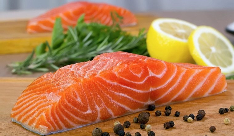Cá hồi tươi, loại cá có calo và omega-3 tốt cho giảm cân