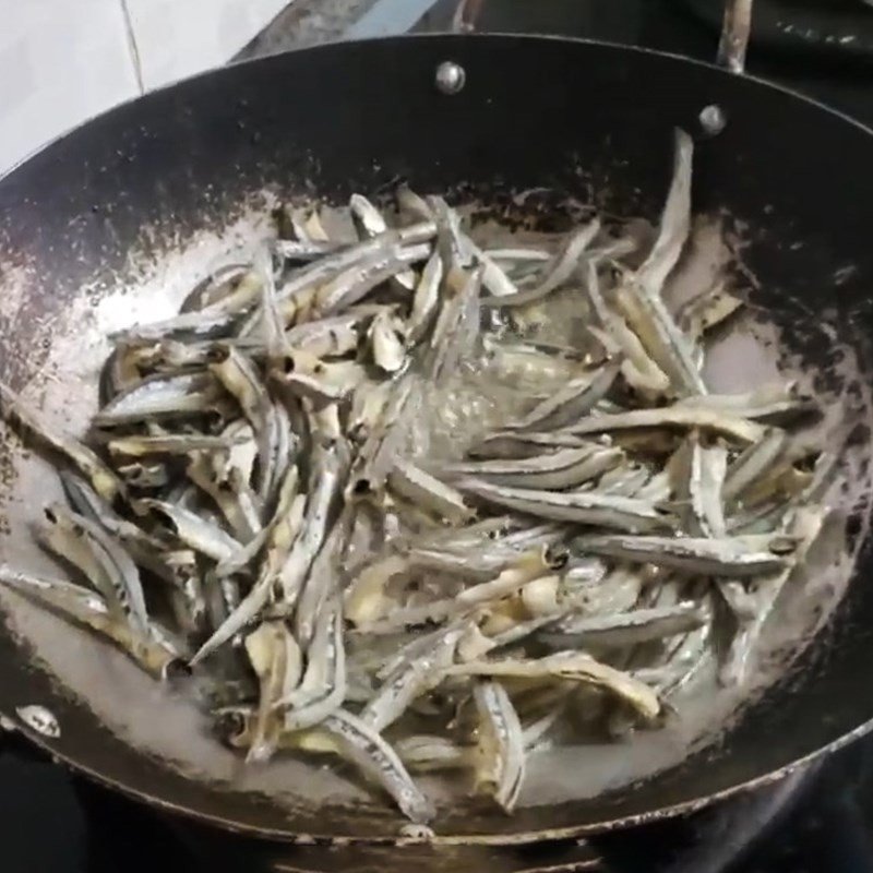 Cá khô đang được chiên giòn để làm món cá khô chua ngọt