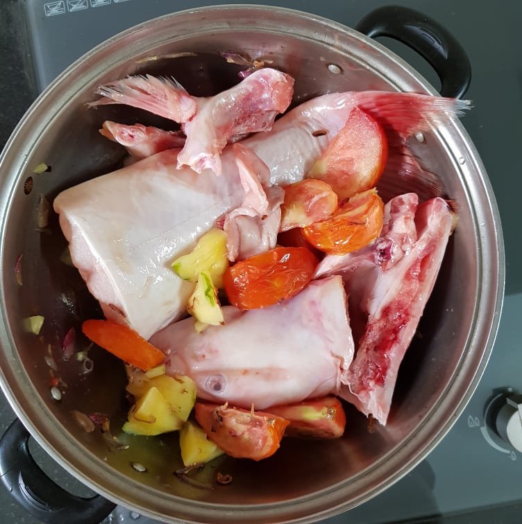 Cá lăng được ướp với cà chua và thơm