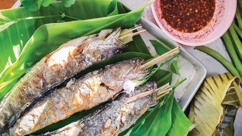 Cá lóc nướng trui mộc mạc đậm đà hương vị truyền thống