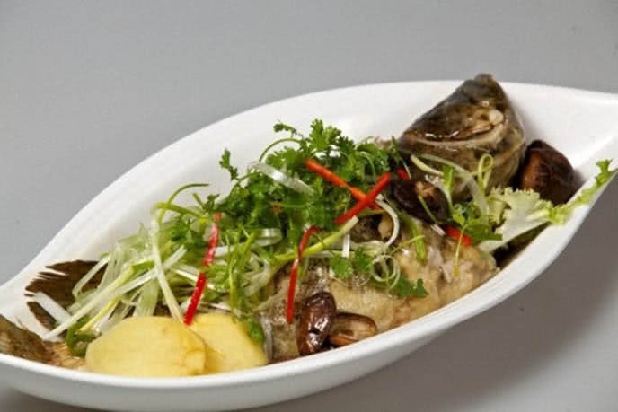 Cá mú hấp xì dầu thành phẩm, sẵn sàng để thưởng thức