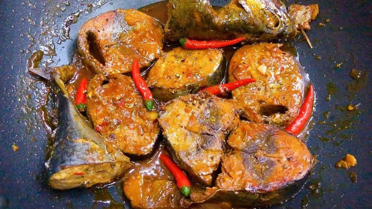 Cách Nấu Cá Ngừ Ngon Chuẩn Vị, Đậm Đà Hấp Dẫn Cá ngừ kho thơm ngon, đậm đà trên đĩa trắng, rắc tiêu và hành lá