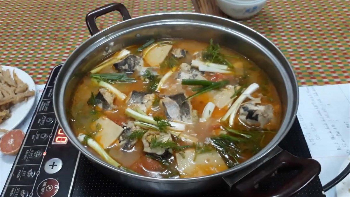 **Cách Nấu Lẩu Cá Nheo Chua Cay Thơm Ngon Đậm Đà Tại Gia** Cá nheo tươi ngon chuẩn bị cho món lẩu