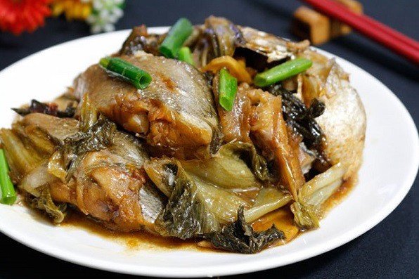 Cá nục kho dưa chua ăn với cơm rất đưa