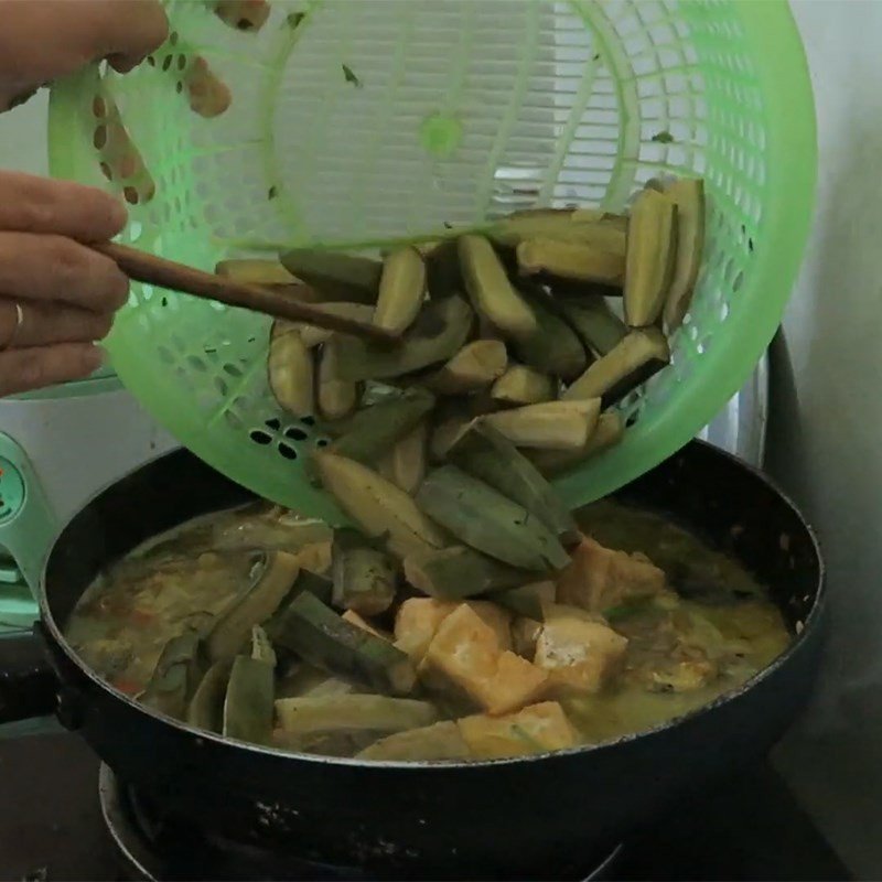 Cá om chuối đậu đang sôi trên bếp, hương thơm ngào ngạt