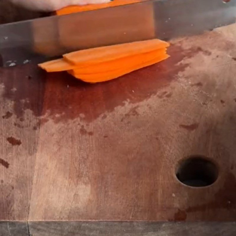 Cà rốt thái hạt lựu và bắp luộc chín, chuẩn bị trộn vào hỗn hợp chả ức gà.
