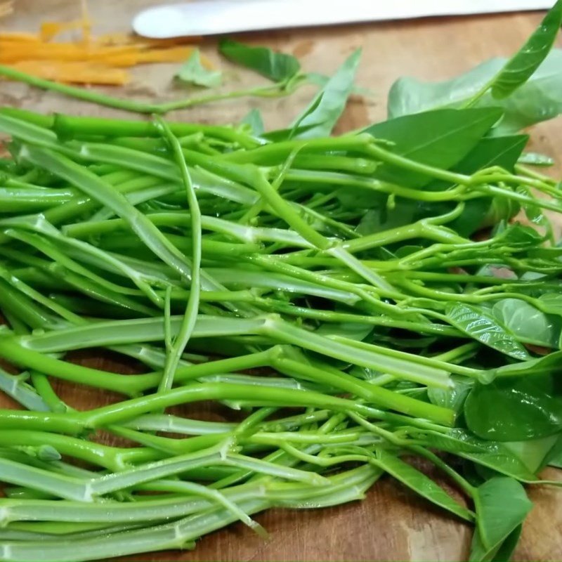 Cà rốt tỉa hoa và thái lát mỏng đẹp mắt, thêm màu sắc cho món bánh đa trộn.