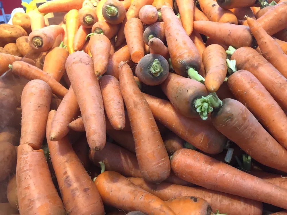 Cà rốt tươi giàu vitamin A và ít calo, tốt cho mắt và sức khỏe tổng thể