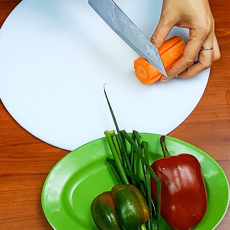 Cà rốt tươi ngon đã được gọt vỏ, tỉa hoa và thái khoanh tròn.