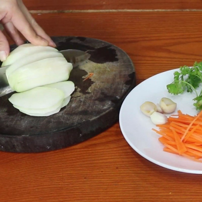 Cà rốt tươi sau khi gọt vỏ để xào
