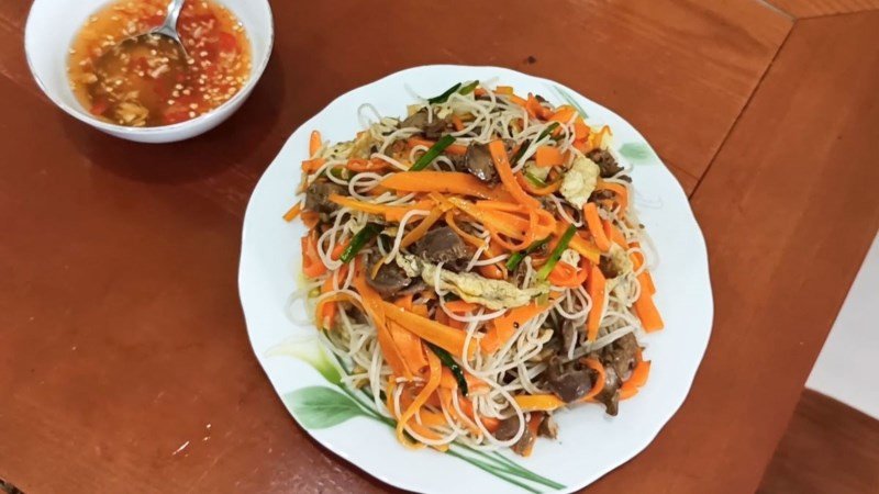 Cà rốt xào bún gạo