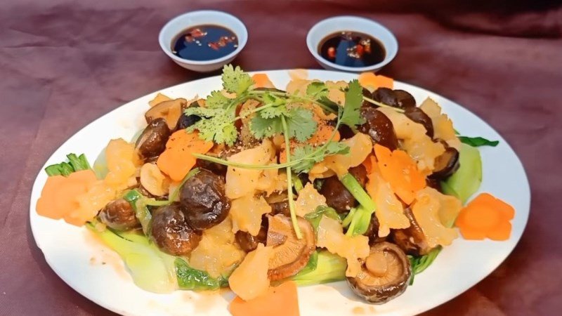 Cà rốt xào gân bò với nấm hương