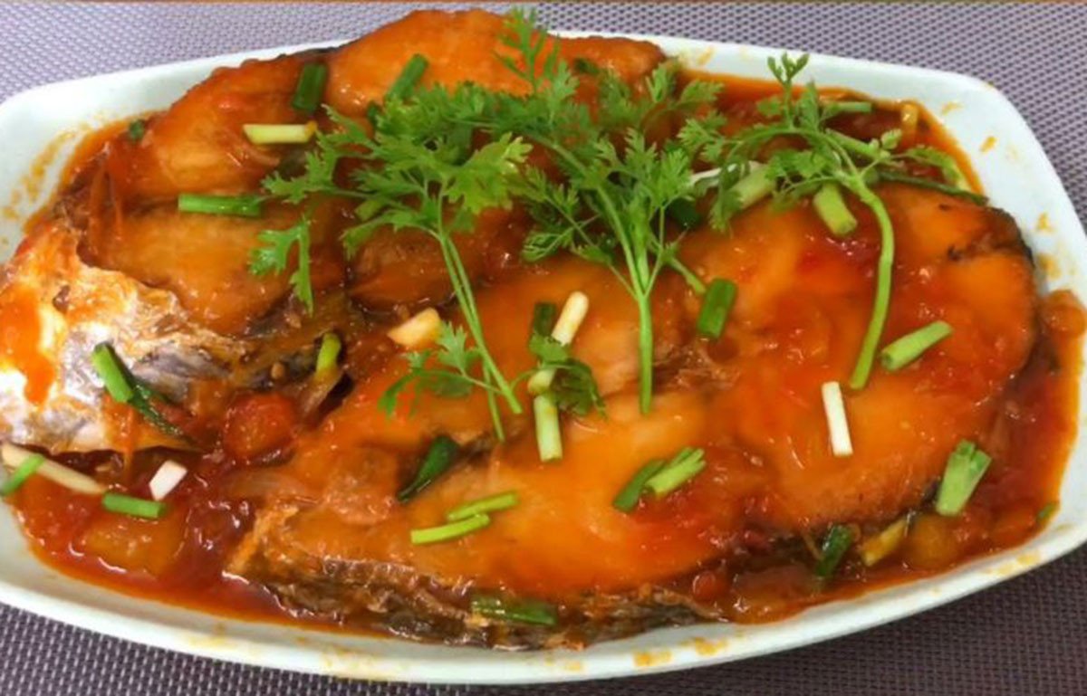 Cá thu tươi sốt cà chua vàng óng, hấp dẫn trên đĩa