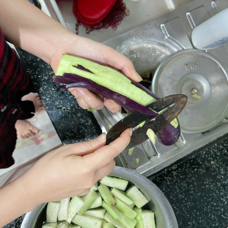 Cà tím đã cắt khúc, sẵn sàng sơ chế