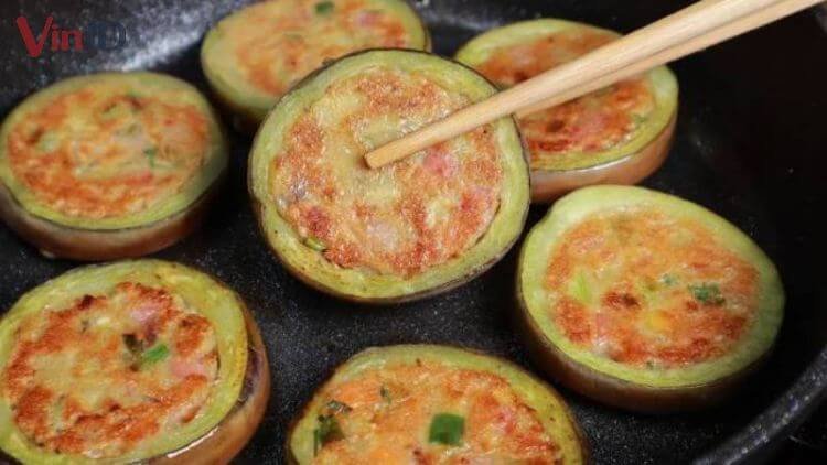 Cà tím nhồi thịt áp chảo lá lốt thơm lừng