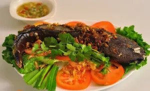 Cá trê nướng muối ớt trên bếp than hồng, ăn kèm rau sống