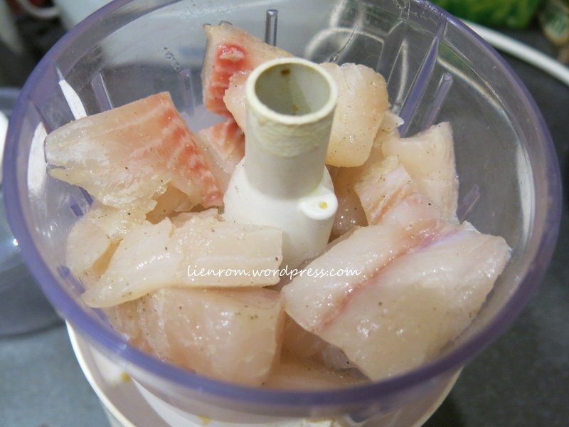 Cá tươi thái nhỏ chuẩn bị xay nhuyễn để làm chả cá với thịt lợn