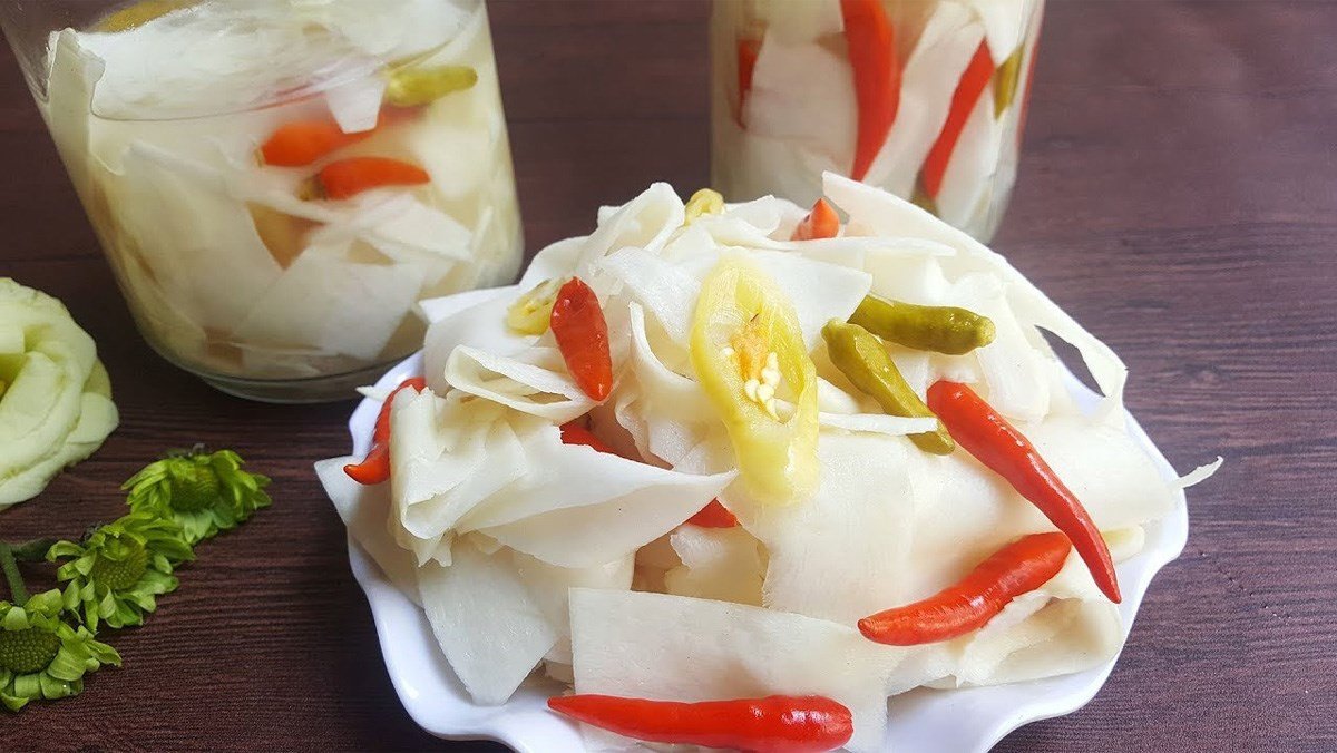 Cá tươi và măng chua là nguyên liệu chính để nấu món canh