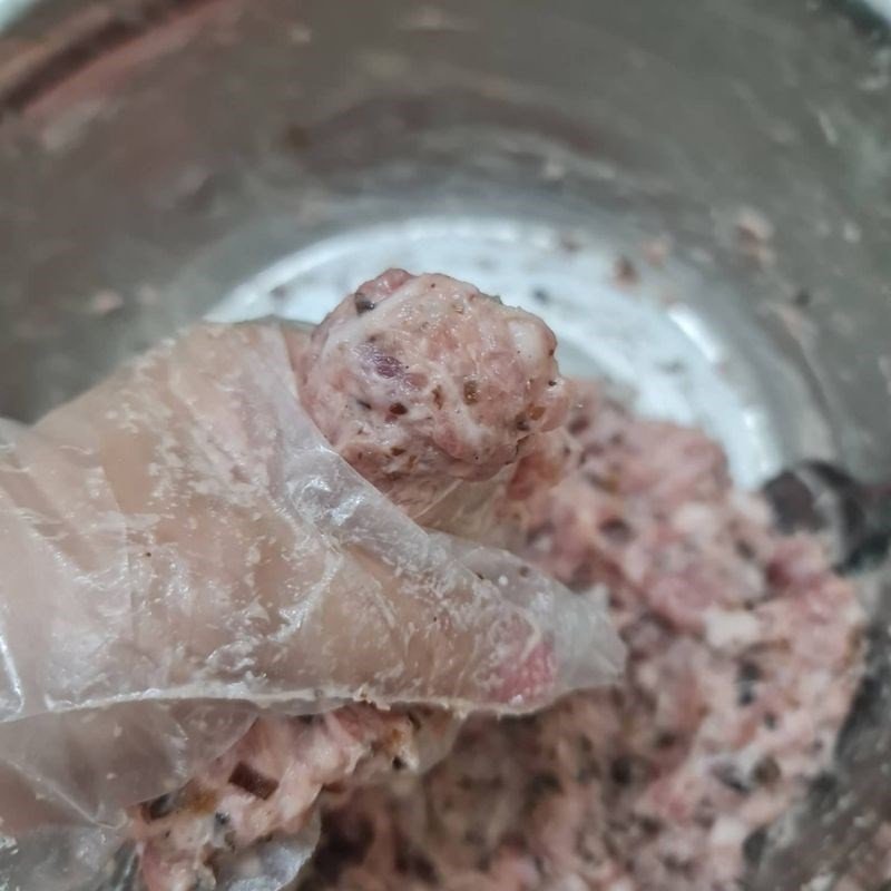 Các bước làm mọc viên cho lẩu tôm bầu