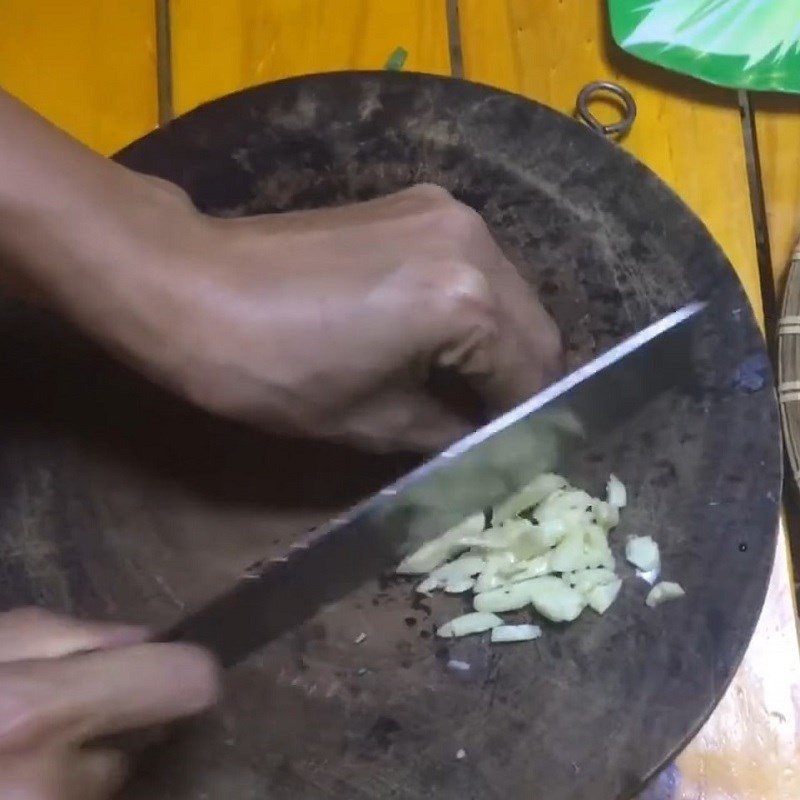 Các bước sơ chế rau cải ngọt và tỏi bóc vỏ, sẵn sàng cho cách xào rau cải ngọt