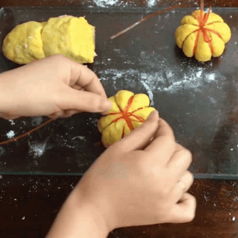 Các bước tạo hình bánh bí đỏ nướng thành những quả bí nhỏ xinh xắn
