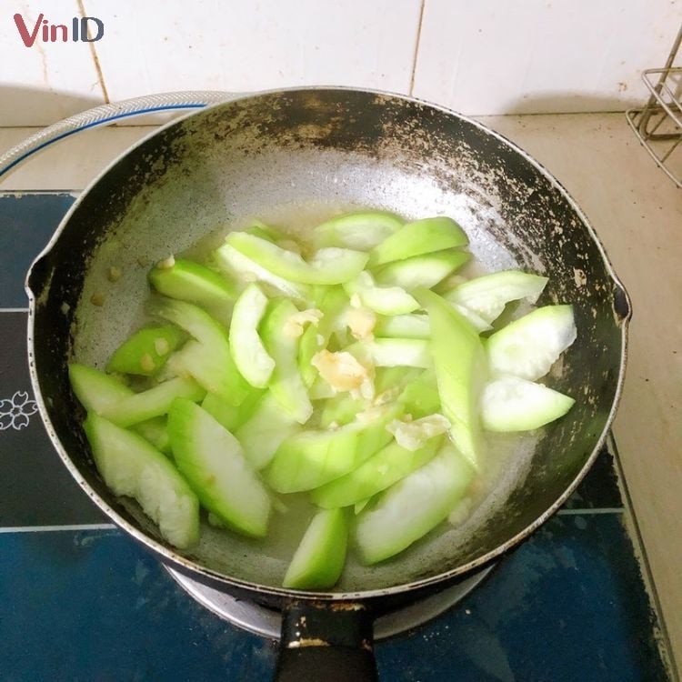 Các bước xào bầu trên chảo nóng để có cách xào bầu ngon